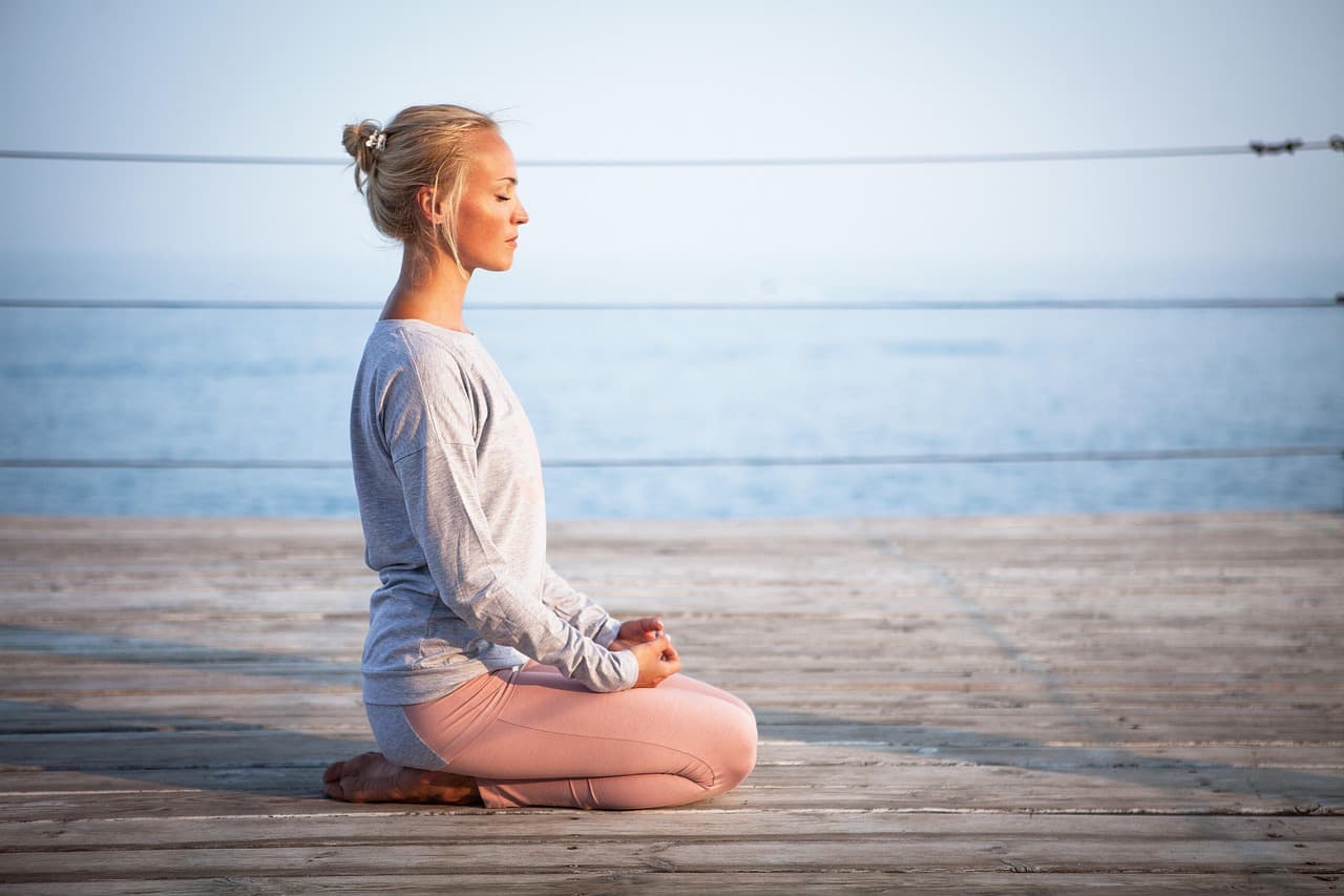 Femme en méditation à Montbeliard